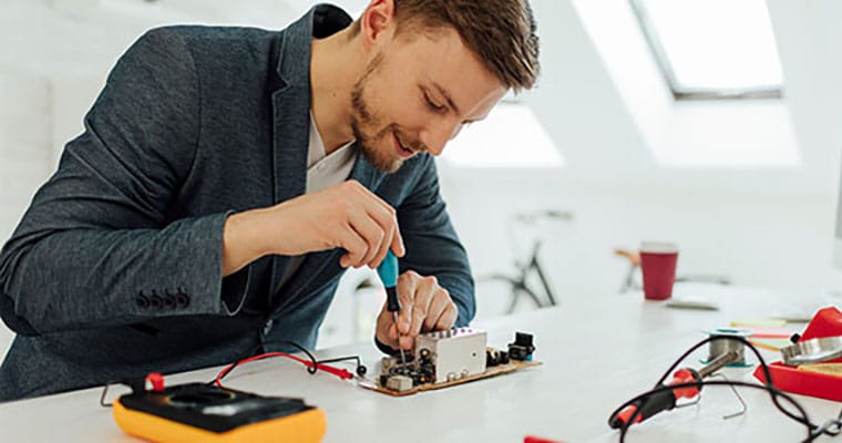 Kỹ sư đang kiểm tra dòng điện